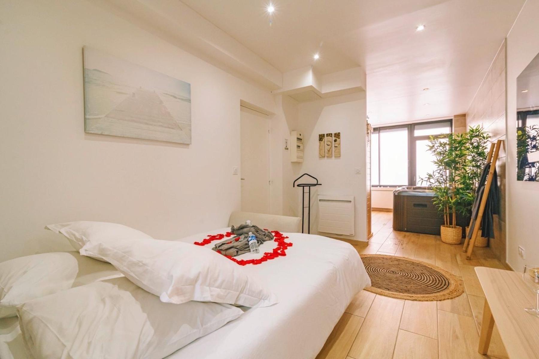 Spa Appartement O Temps Suspendu Reims Centre Sauna Et Jacuzzi Bagian luar foto