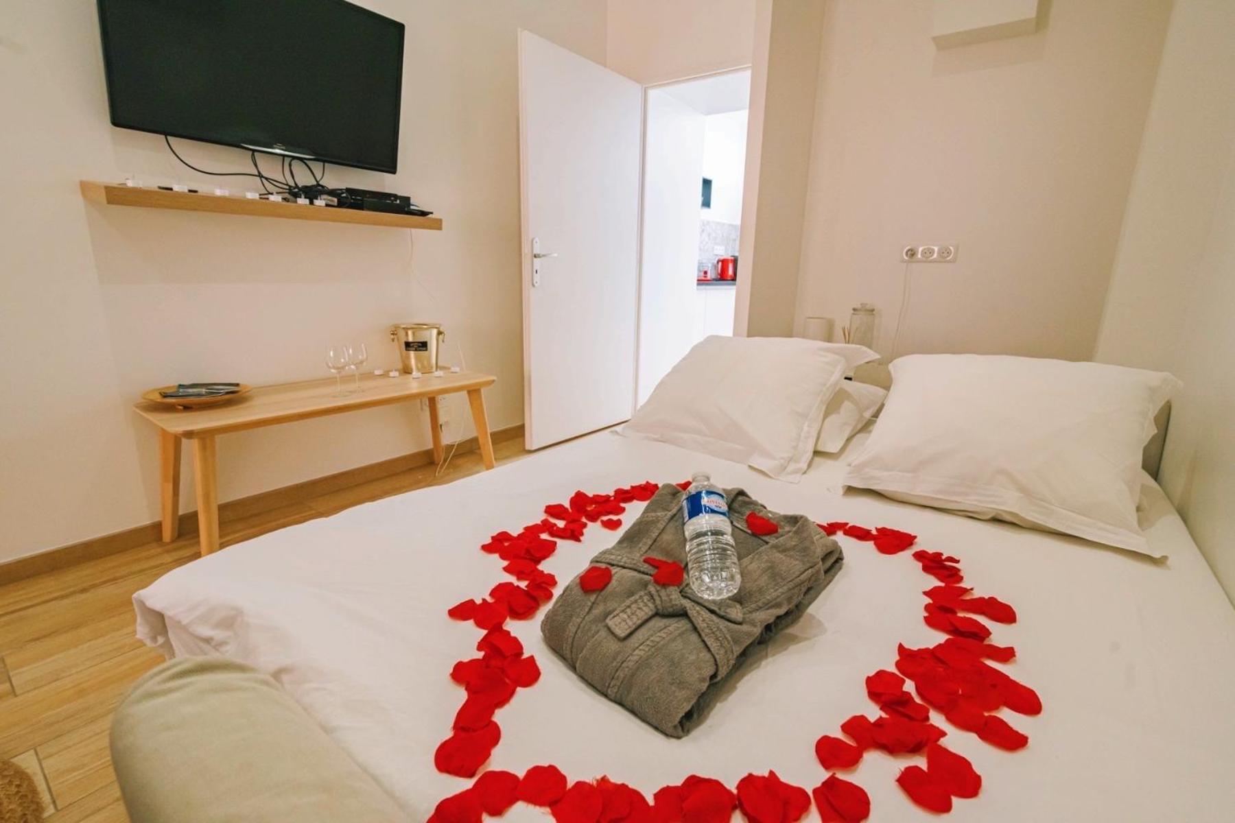 Spa Appartement O Temps Suspendu Reims Centre Sauna Et Jacuzzi Bagian luar foto